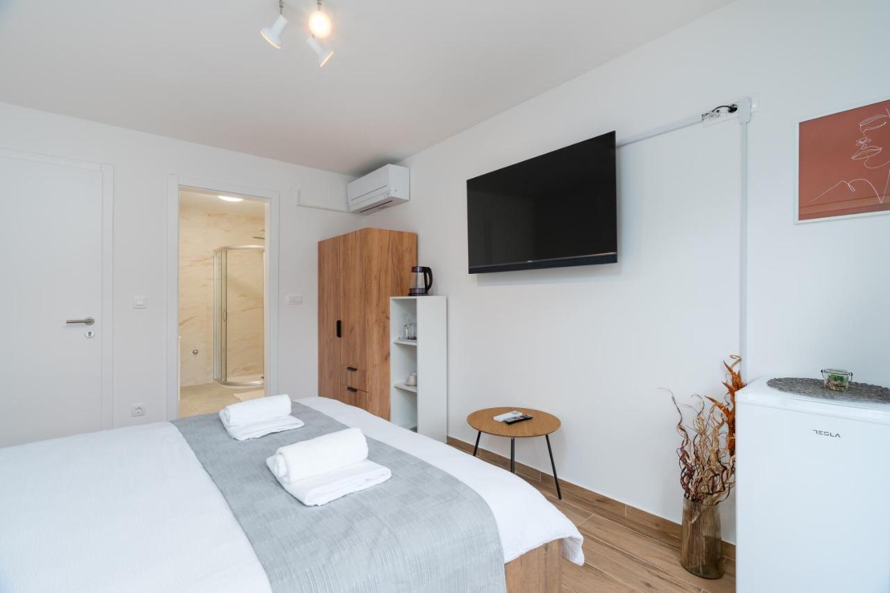 Number One Apartments วีร์ ภายนอก รูปภาพ