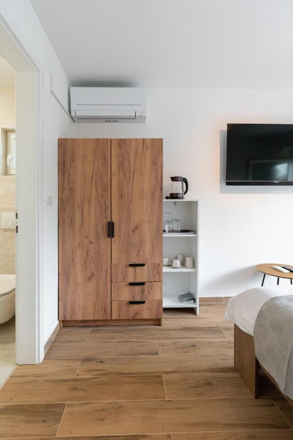 Number One Apartments วีร์ ภายนอก รูปภาพ