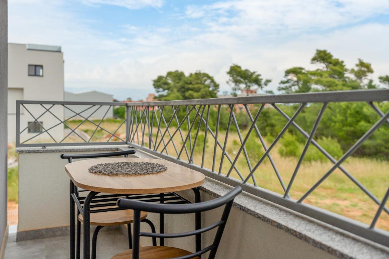 Number One Apartments วีร์ ภายนอก รูปภาพ