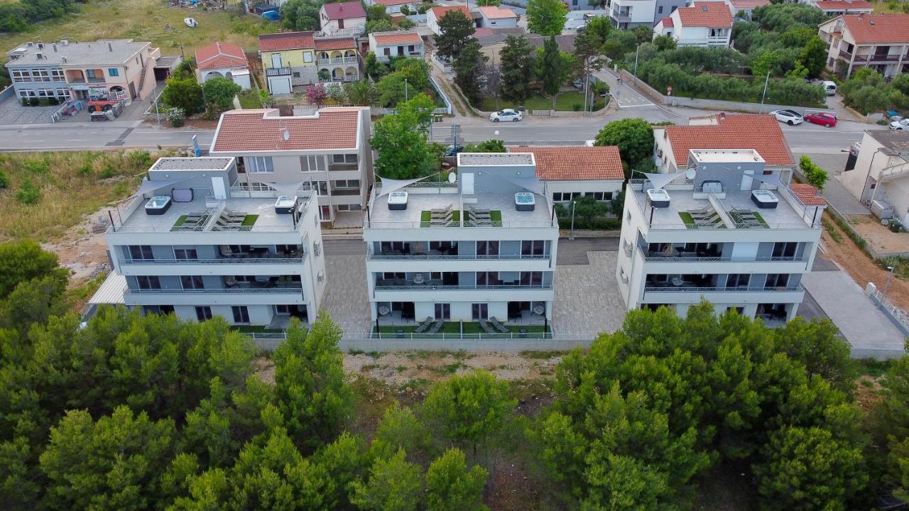 Number One Apartments วีร์ ภายนอก รูปภาพ