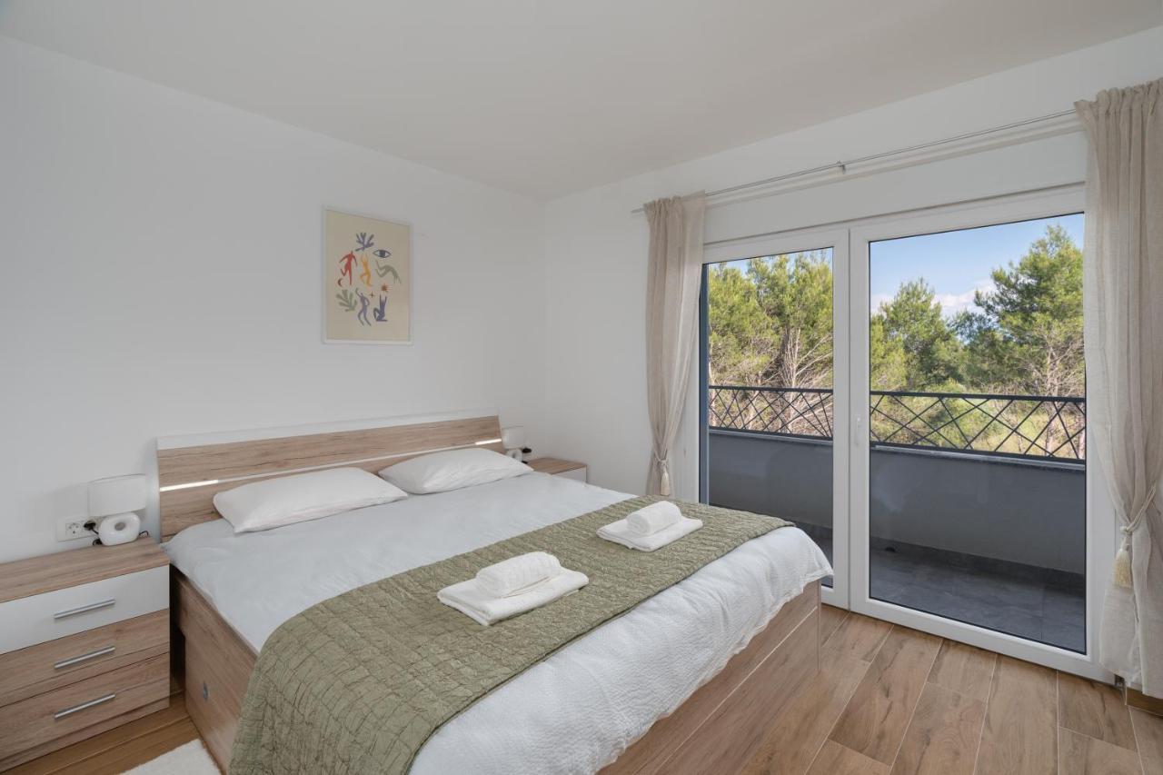 Number One Apartments วีร์ ภายนอก รูปภาพ