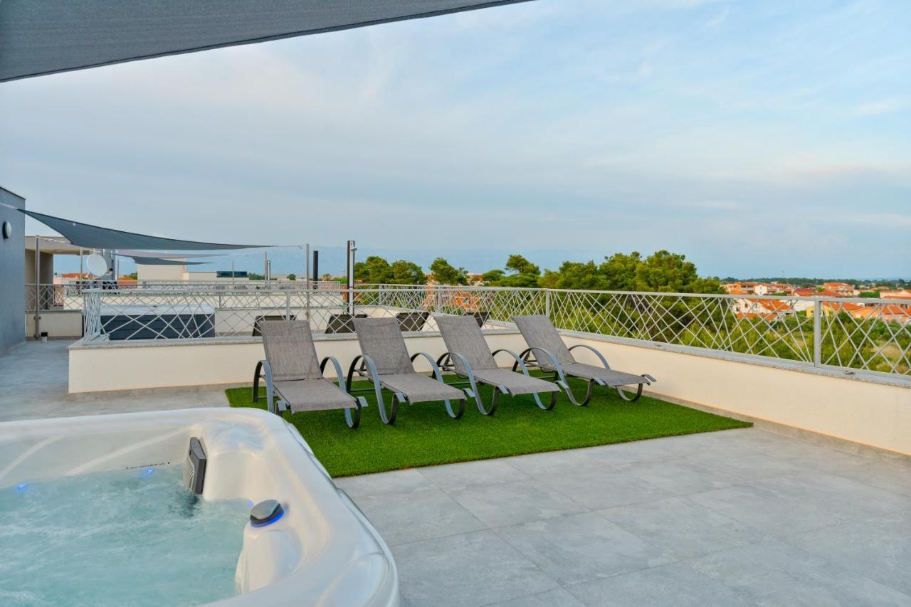 Number One Apartments วีร์ ภายนอก รูปภาพ