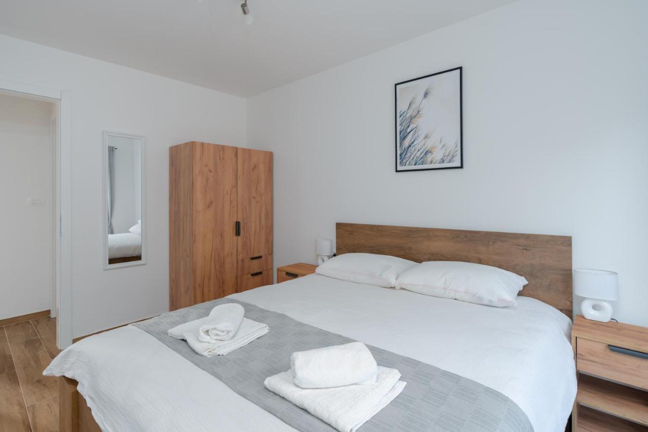 Number One Apartments วีร์ ภายนอก รูปภาพ