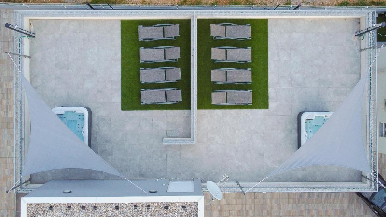 Number One Apartments วีร์ ภายนอก รูปภาพ