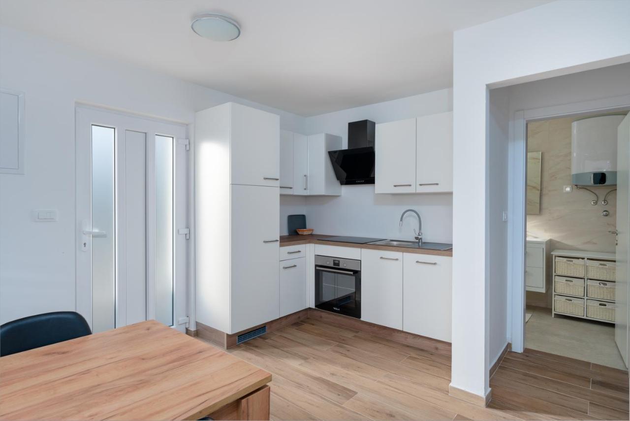Number One Apartments วีร์ ภายนอก รูปภาพ