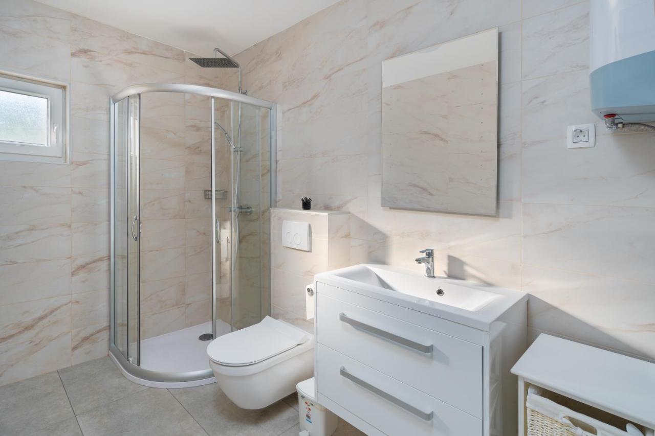 Number One Apartments วีร์ ภายนอก รูปภาพ