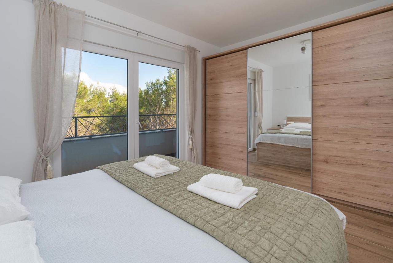 Number One Apartments วีร์ ภายนอก รูปภาพ